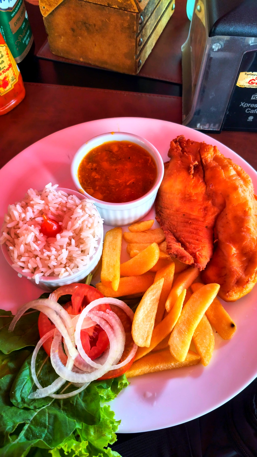 Prato de peixe frito com arroz, feijão, salada e casquinha de siri na Rua do Porto