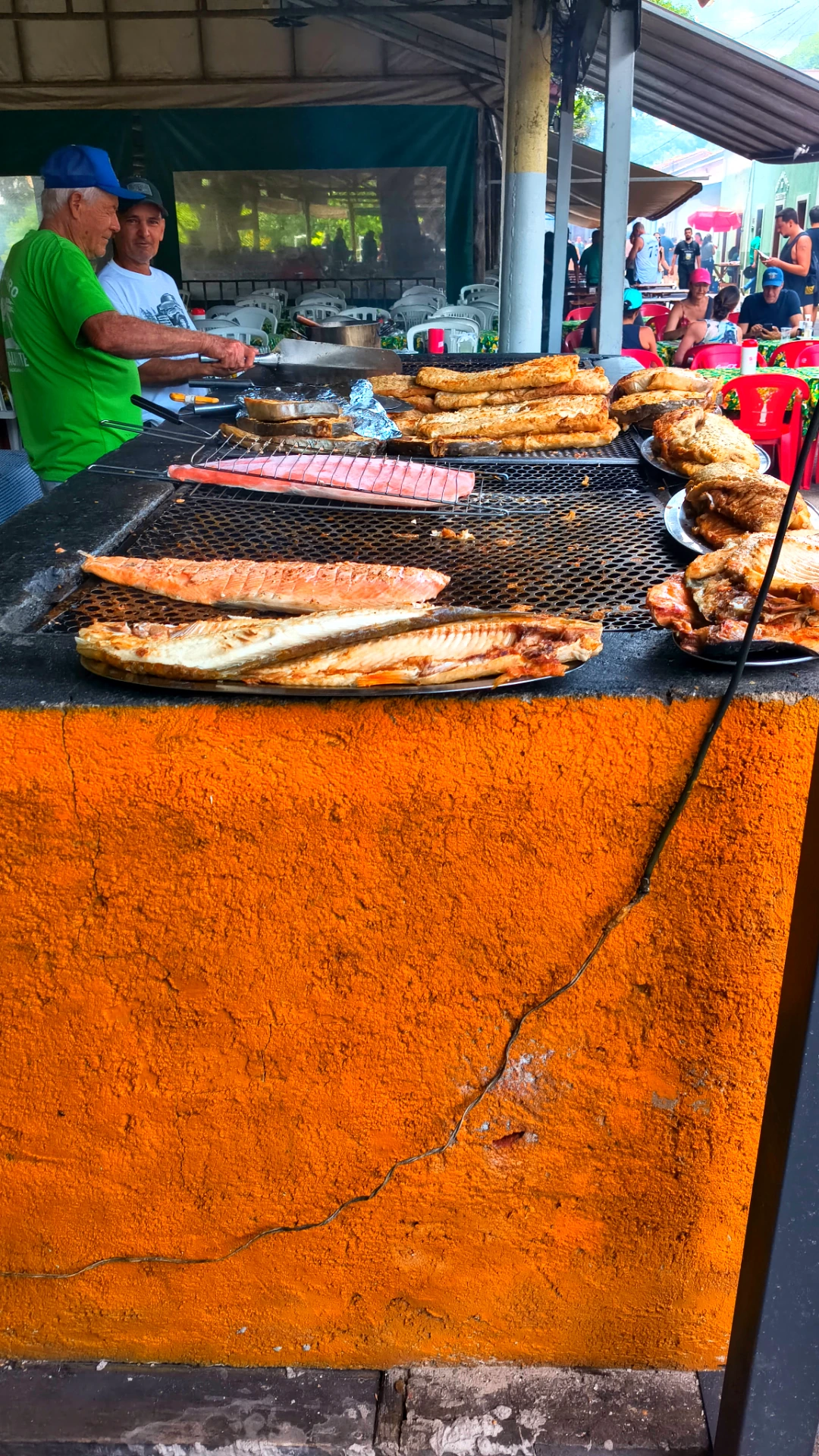 Peixe fresco servido por quilo em restaurante da Rua do Porto, em Piracicaba