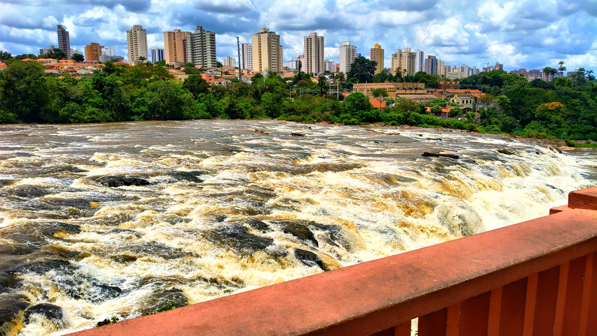 Vista da queda d'água do Rio Piracicaba a partir do Mirante da Piracema