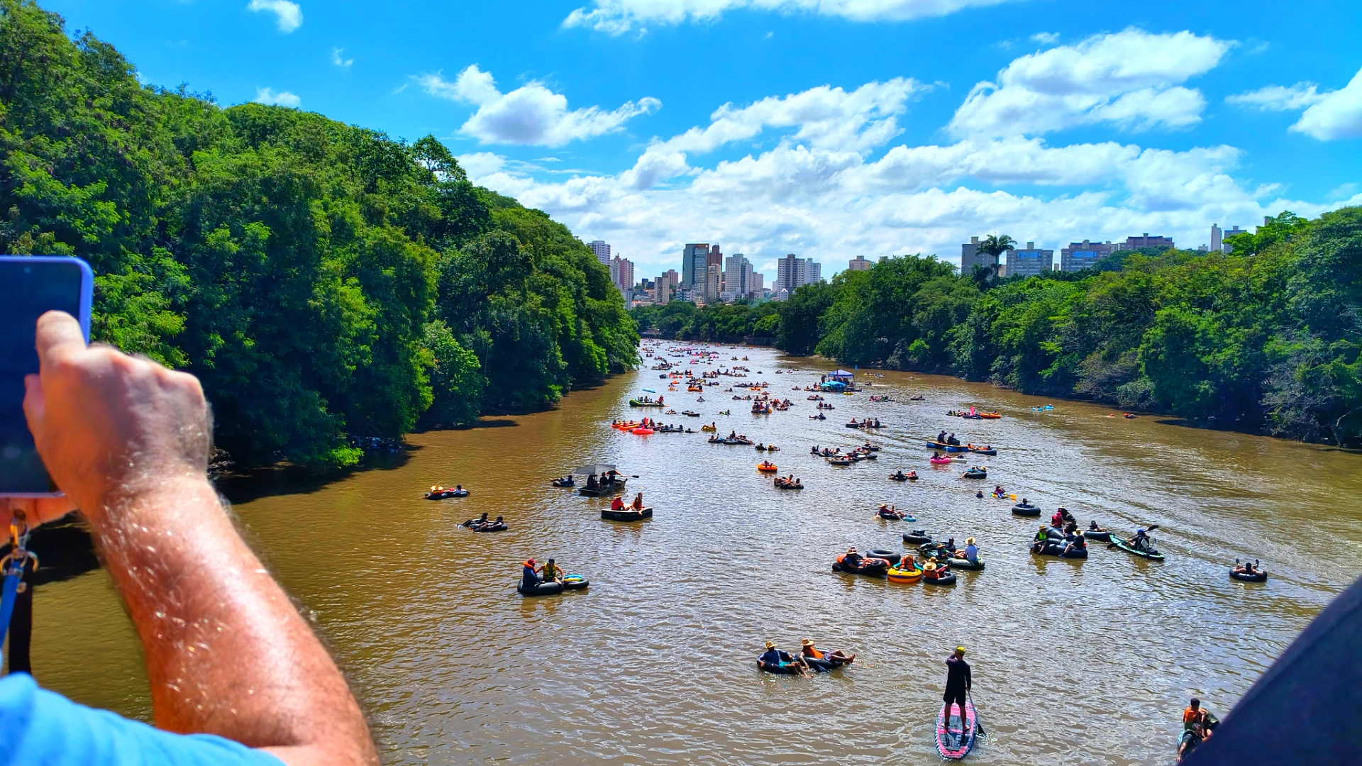 Multidão participando da descida de boia ao longo do Rio Piracicaba