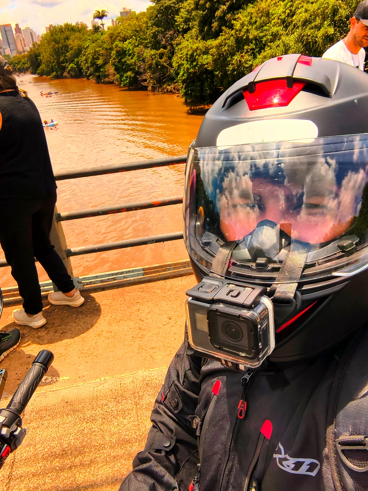 Lorhan Duda durante o passeio na descida de boia no Rio Piracicaba