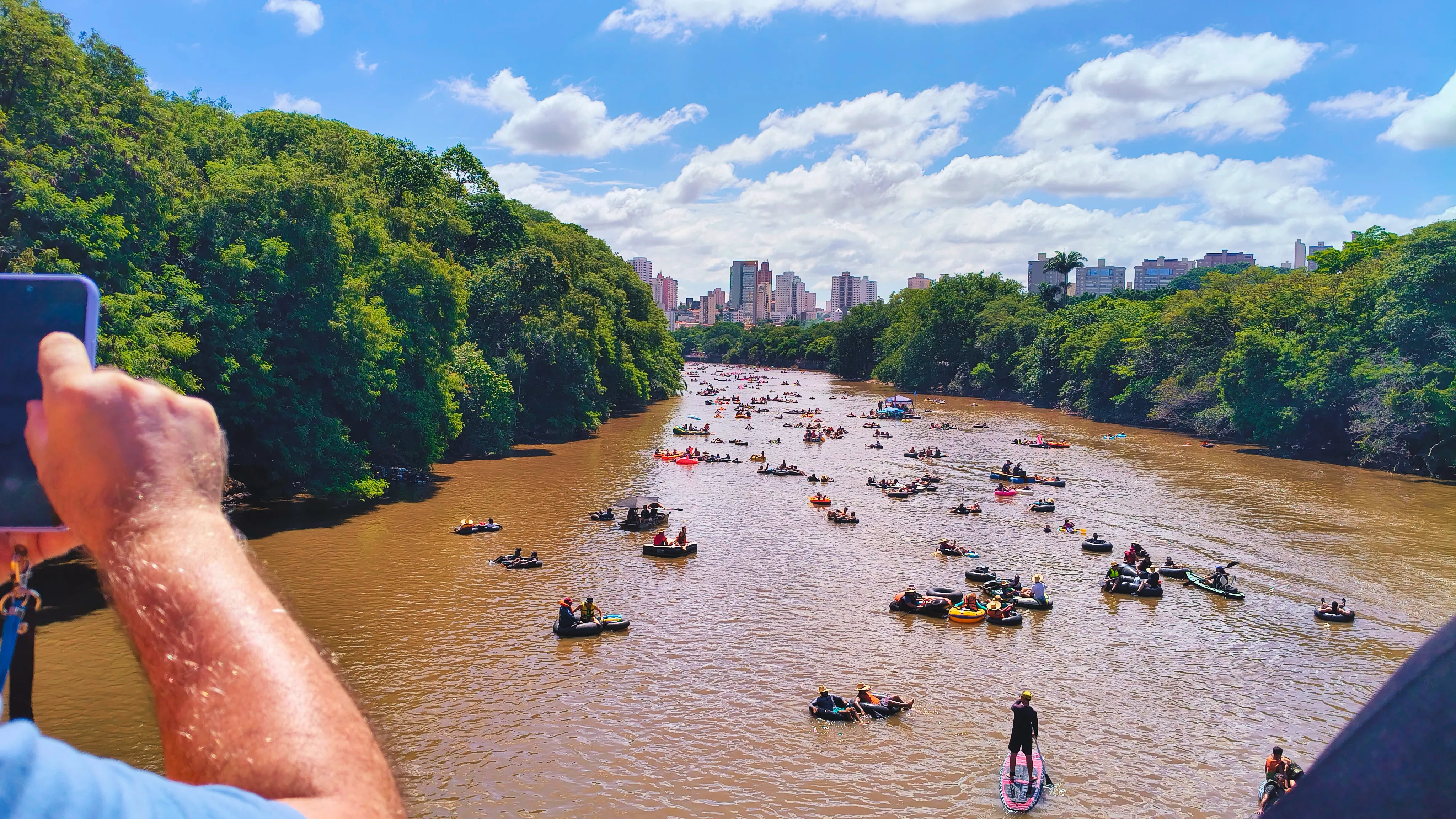Multidão participando da descida de boia no Rio Piracicaba
