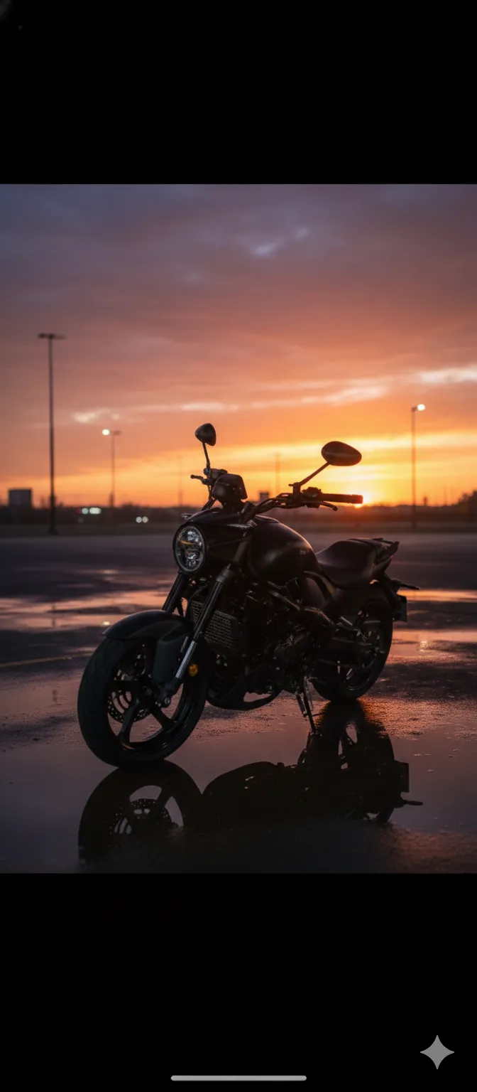 Imagem moto Zontes S350 debaixo de chuva com reflexo do pôr do sol