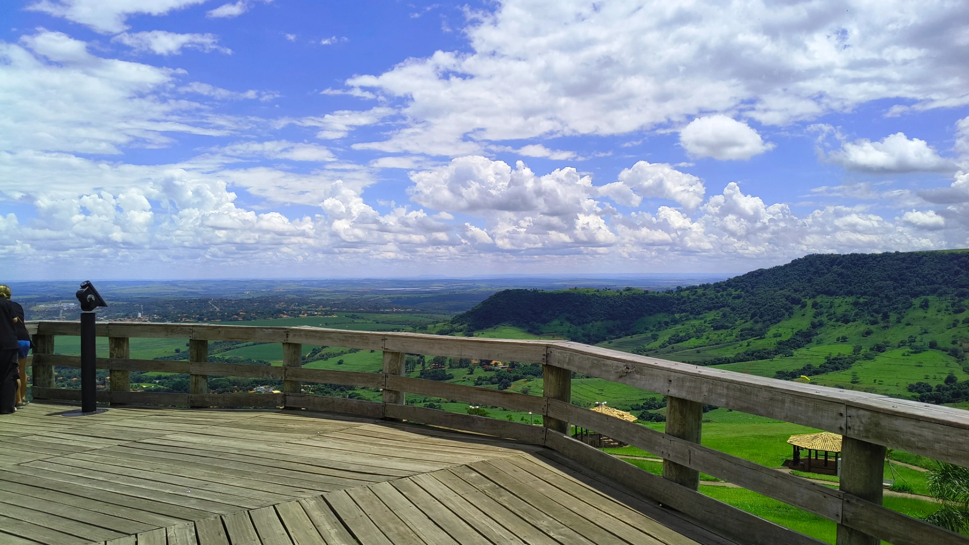 Deck de madeira do mirante da Serra de São Pedro, com luneta e vista para o vale