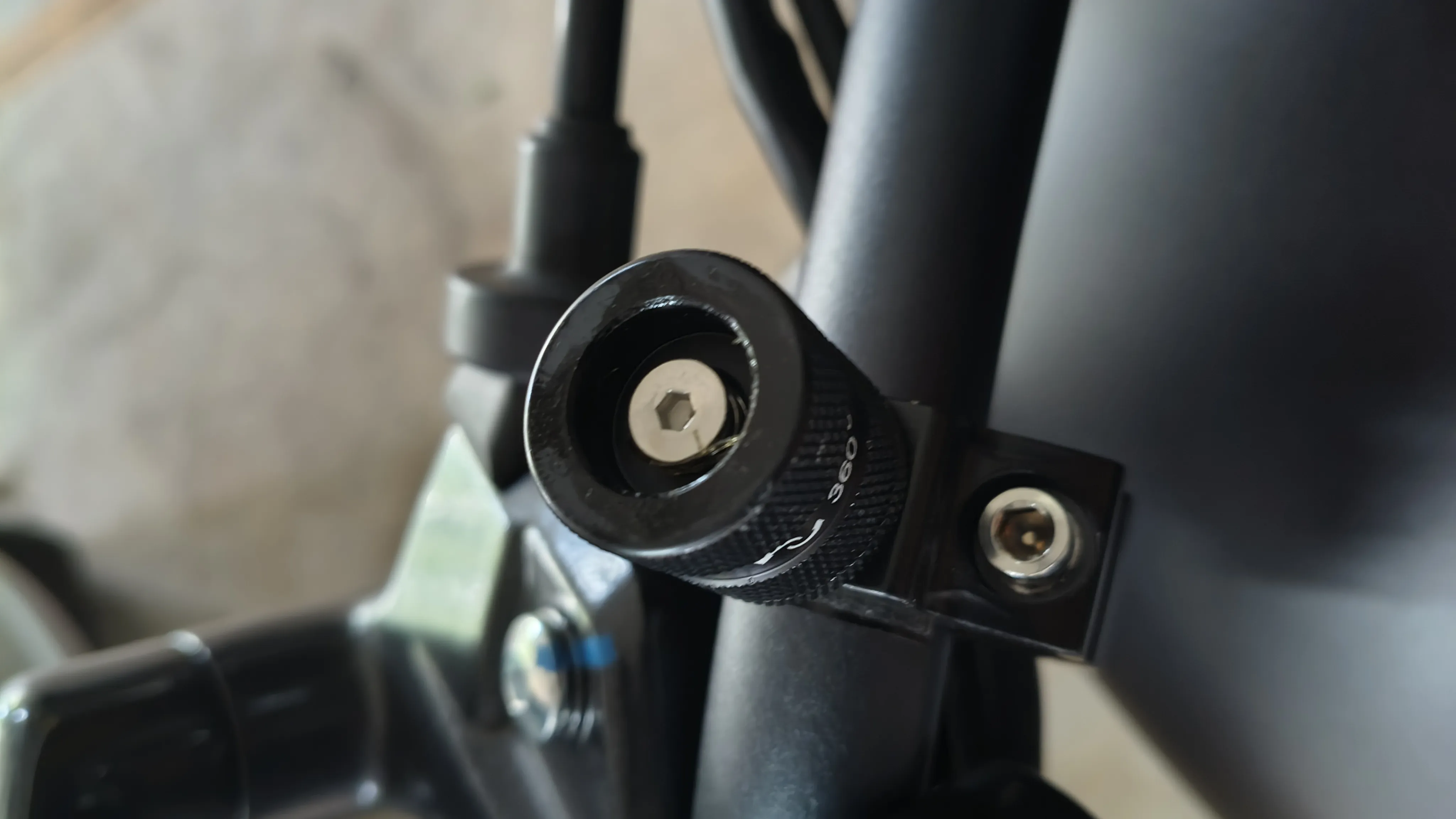 Suporte GoPro para guidão de moto com a cola solta e a peça quebrada