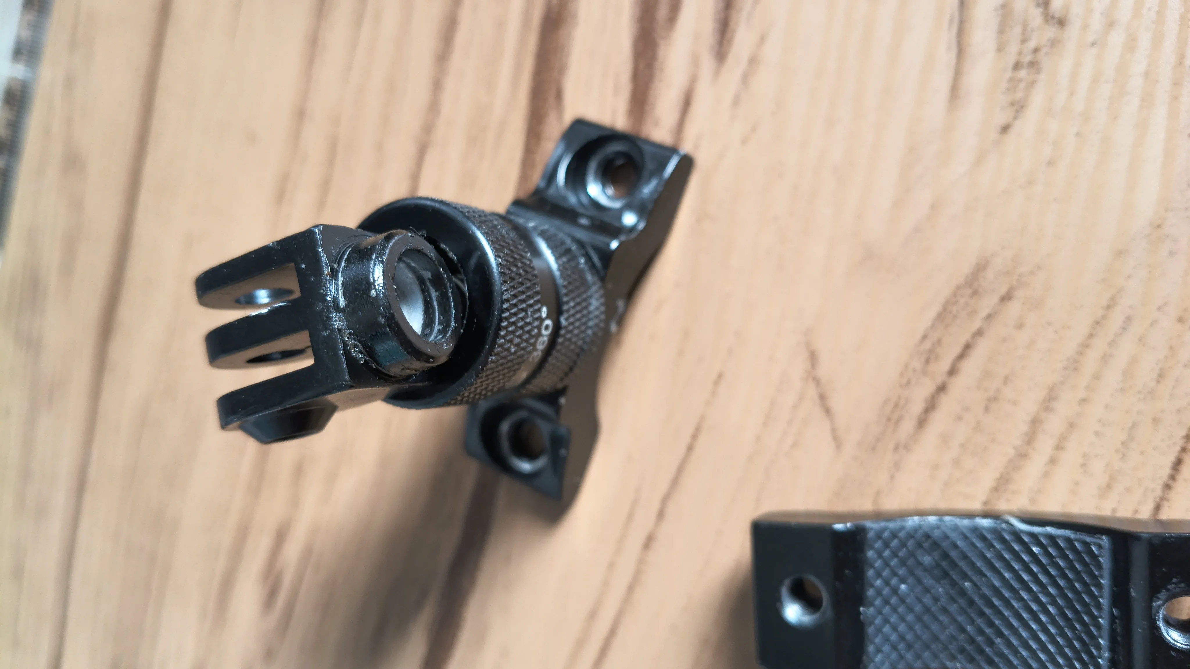 Detalhe da falha no suporte GoPro para guidão após a primeira viagem de moto